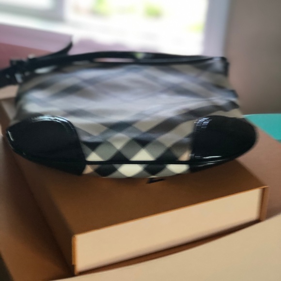 Burberry Crossbody with Matching Wallet - Picture 4 of 7